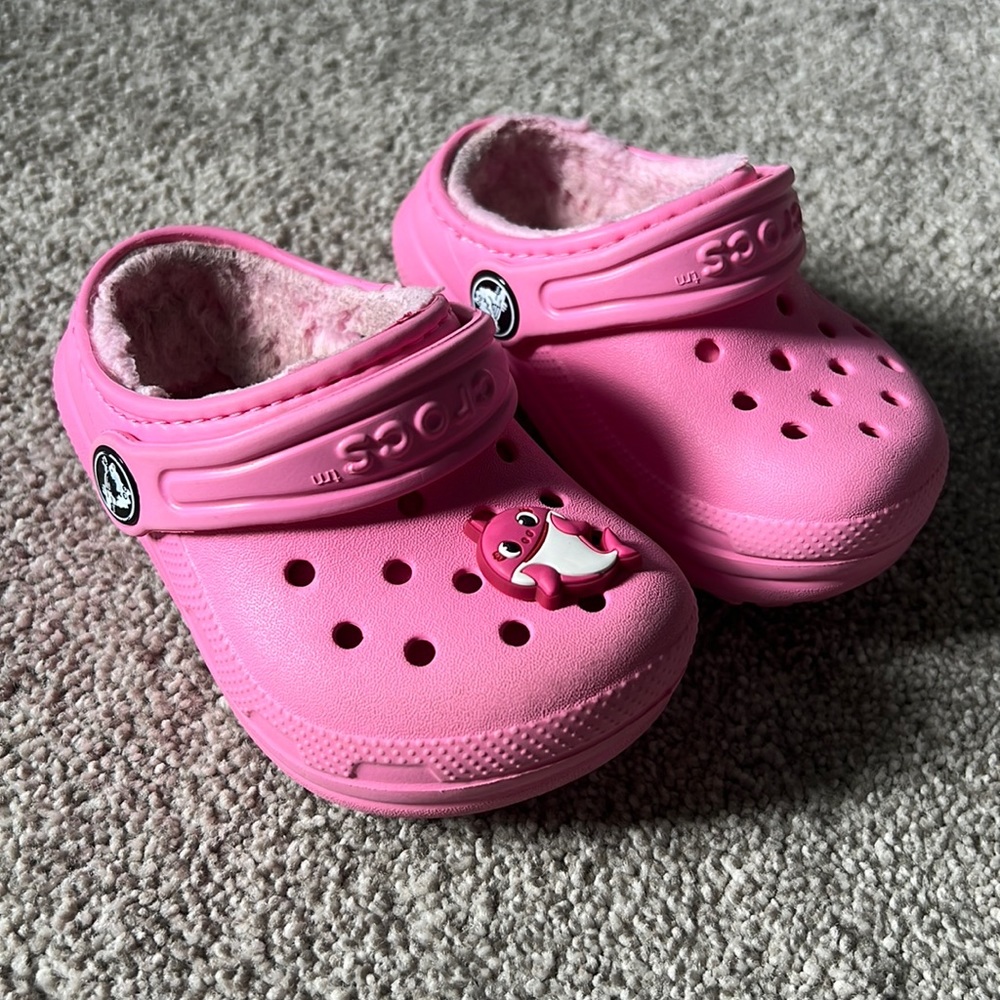 Crocs pink fuzzy slippers Sz C5